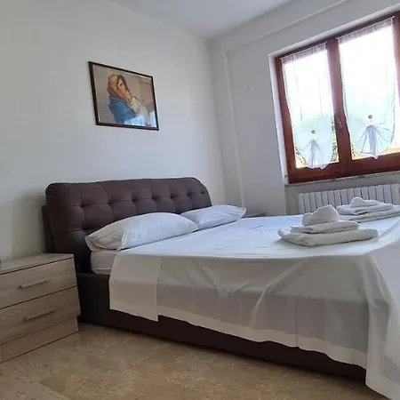Em Holiday Apartment2 Apartman
